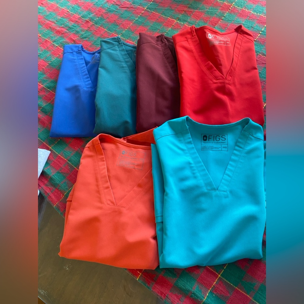 Figs scrub three pocket tops Various Bundle of 6
Casma Three-Pocket Scrub Top